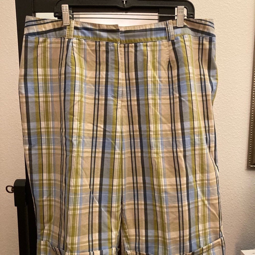 18 W Ashley Stewart plaid Bermuda shorts